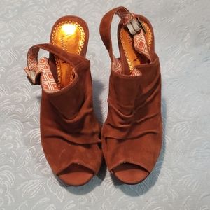 💙 Peep toe platform heels